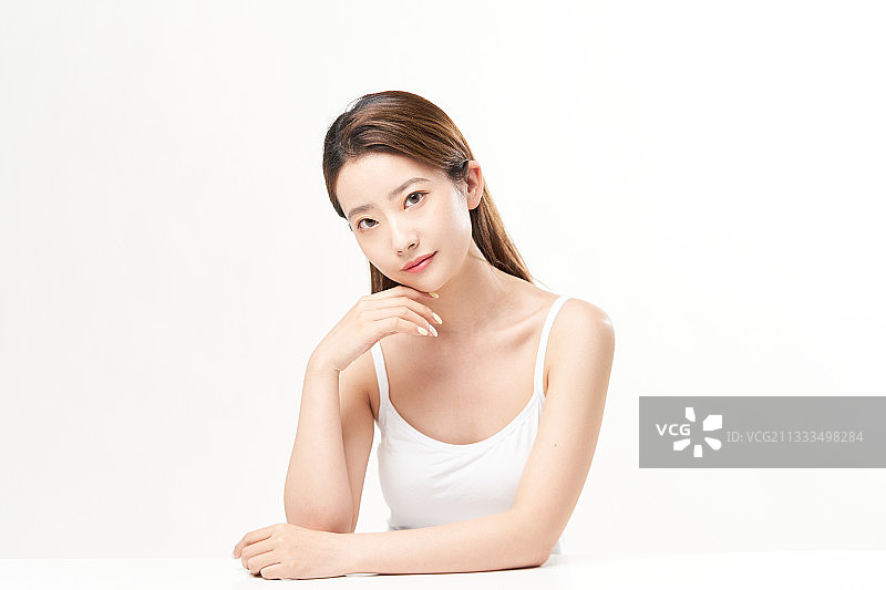 白色背景前一位亚洲裸妆美女图片素材