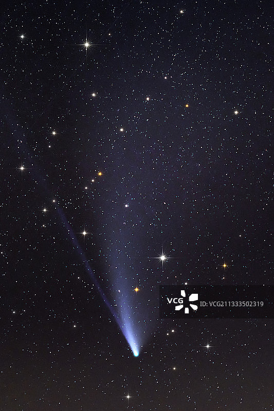 夜空中的 NEOWISE 彗星，其双尾由离子（蓝色）以及尘埃和水（白色羽状物）组成，法国图片素材