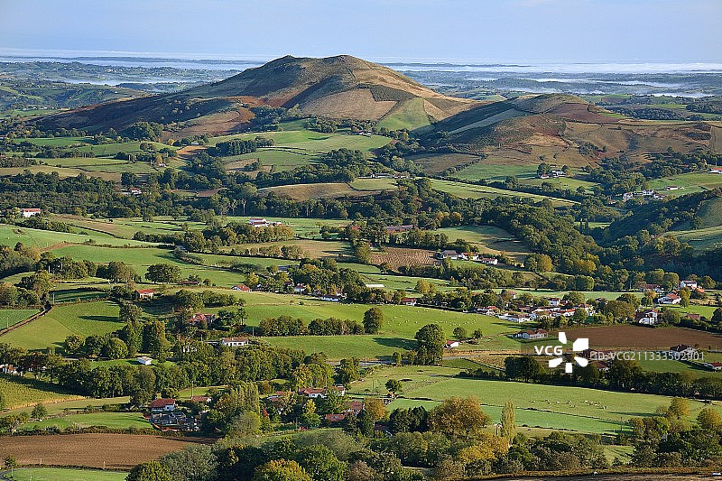 在攀登巴伊古拉山时，眺望法国比利牛斯山脉阿杜尔盆地的Helette、Garraldako Mendi (470m) 和薄雾图片素材