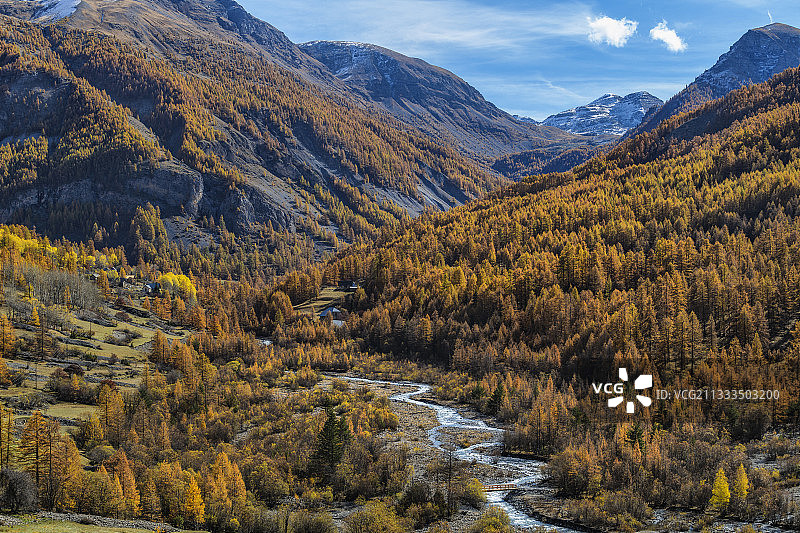 法国上普罗旺斯阿尔卑斯省巴舍拉尔山谷秋景图片素材
