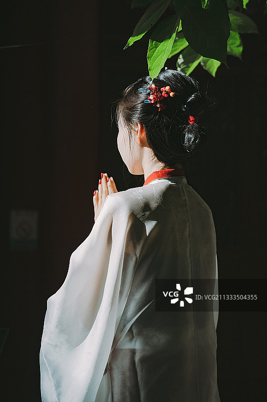 古风人像|双手合十图片素材