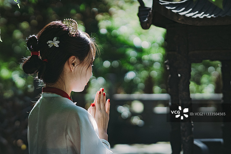 古风人像|虔诚祈祷图片素材
