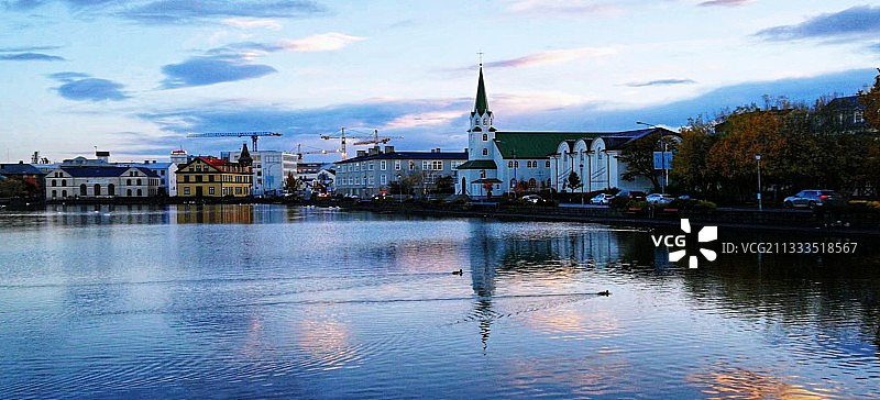 雷克雅未克的托宁湖，托宁湖也被称为鸭子湖。图片素材