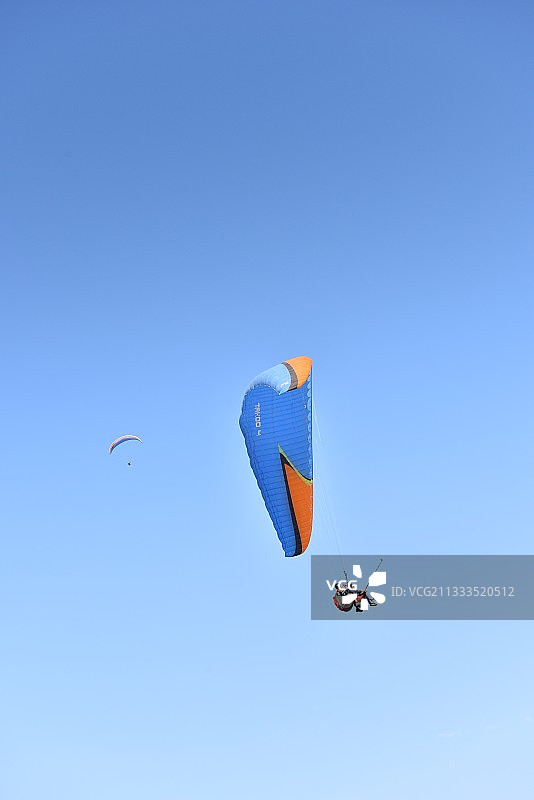 空中滑翔图片素材