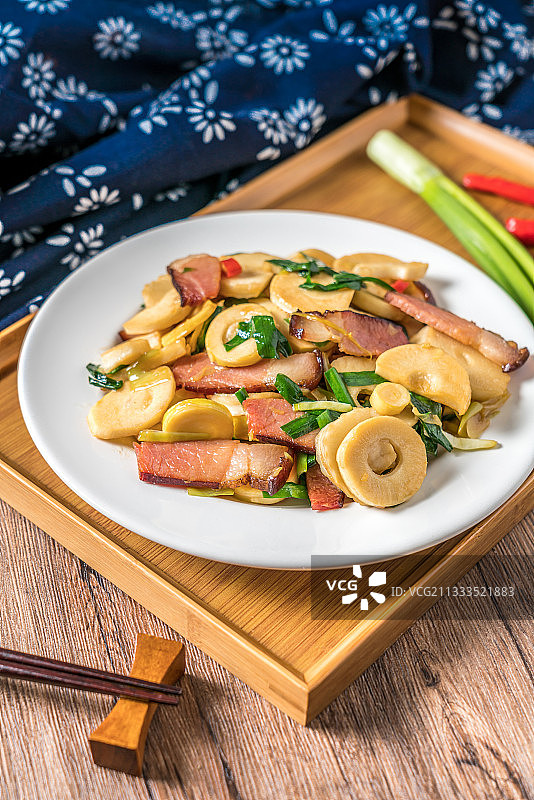 放在木桌上的一盘冬笋腊肉图片素材