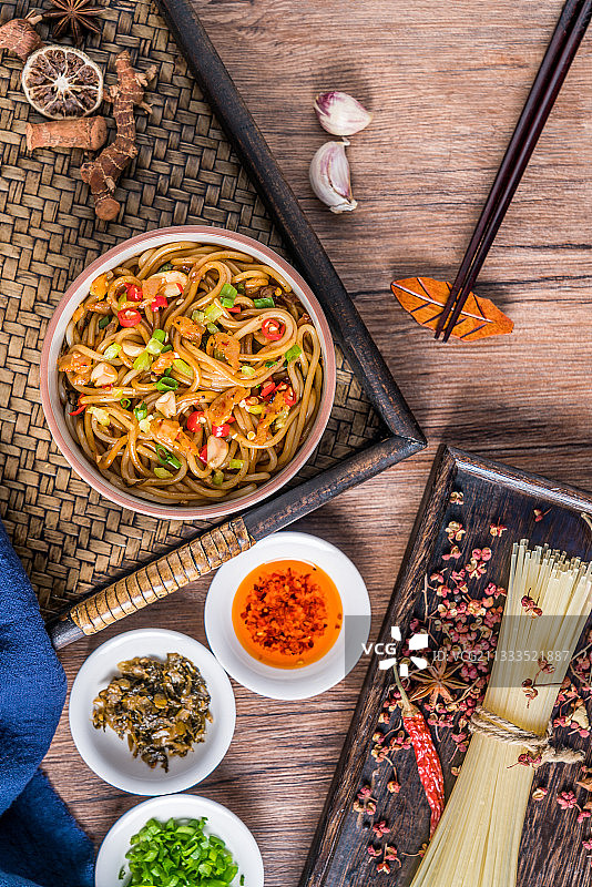 放在木桌上的一碗江西南昌美食南昌拌粉图片素材
