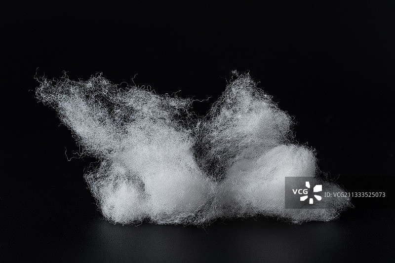 黑色背景上一团长绒棉花图片素材