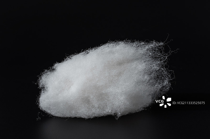 黑色背景上一团长绒棉花图片素材