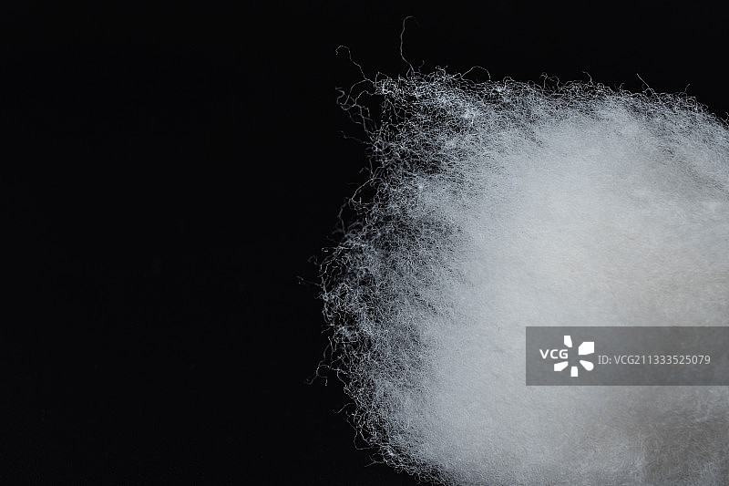 黑色背景上一团长绒棉花图片素材