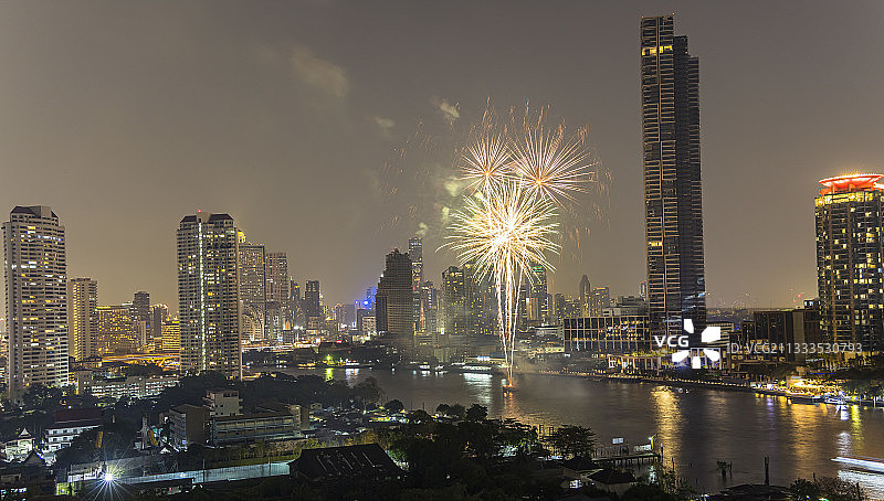 湄南河和天际线与烟花，从Supalai River Place观看夜景，泰国图片素材