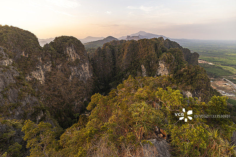 虎穴山喀斯特岩溶地貌日落景观（泰国甲米镇）图片素材
