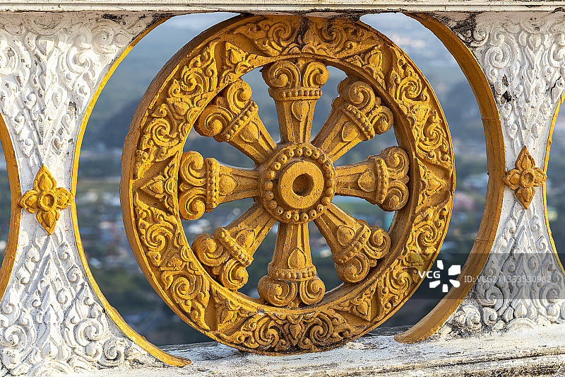 泰国甲米镇老虎洞山老虎洞寺墙壁上的图案图片素材