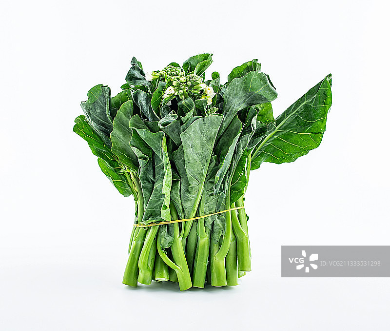 白背景上一把新鲜的绿色蔬菜芥蓝菜心图片素材
