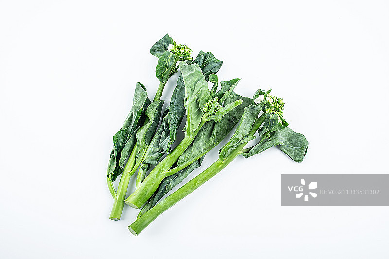 白背景上一把新鲜的绿色蔬菜芥蓝菜心图片素材