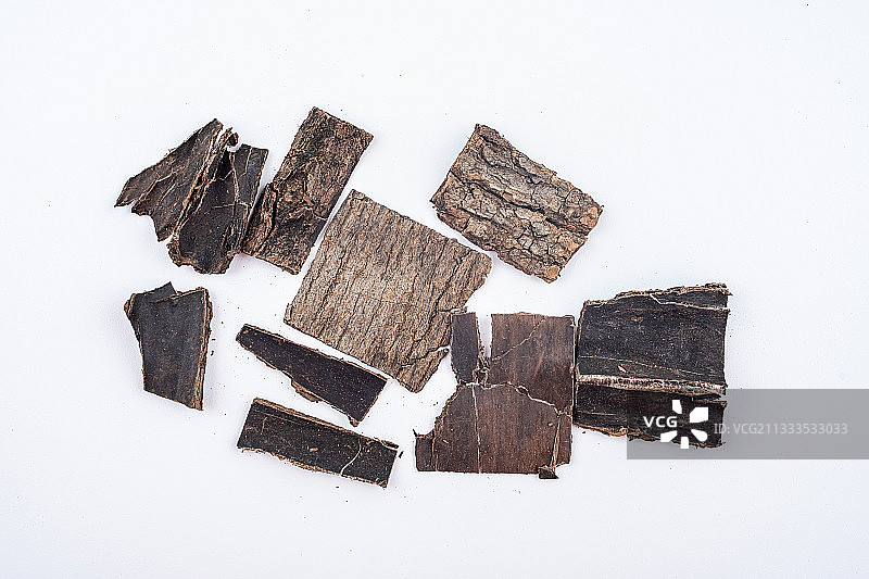 白背景上的中医中药材盐杜仲图片素材