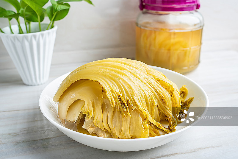 中国传统美食金黄色的酸菜图片素材