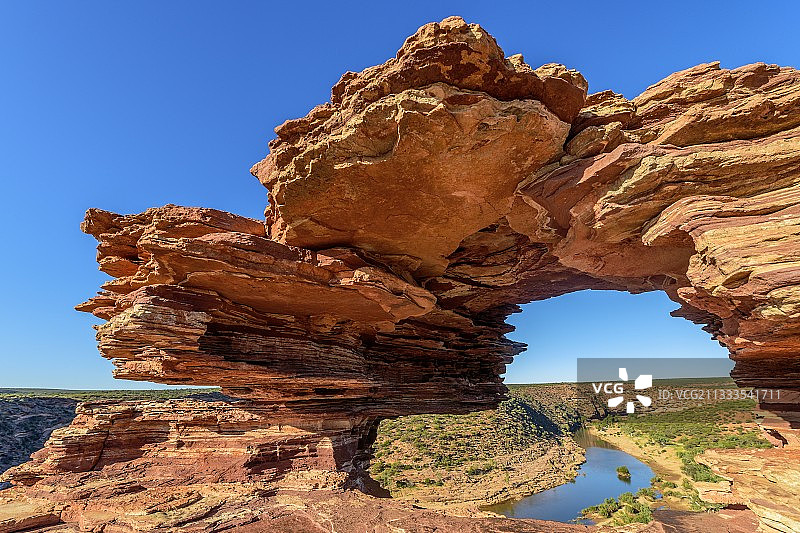 澳大利亚卡尔巴里国家公园的默奇森峡谷上的砂岩拱门图片素材