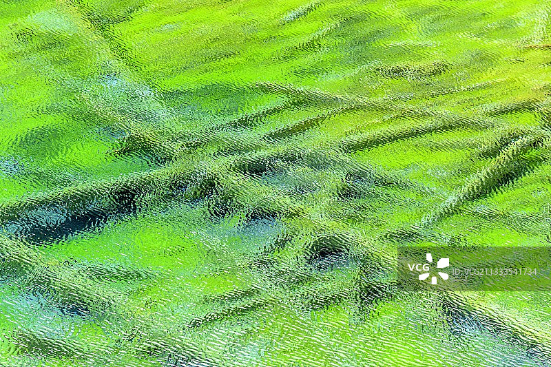 法国上阿尔卑斯省瓦莱埃特罗伊特绿湖的微风图片素材