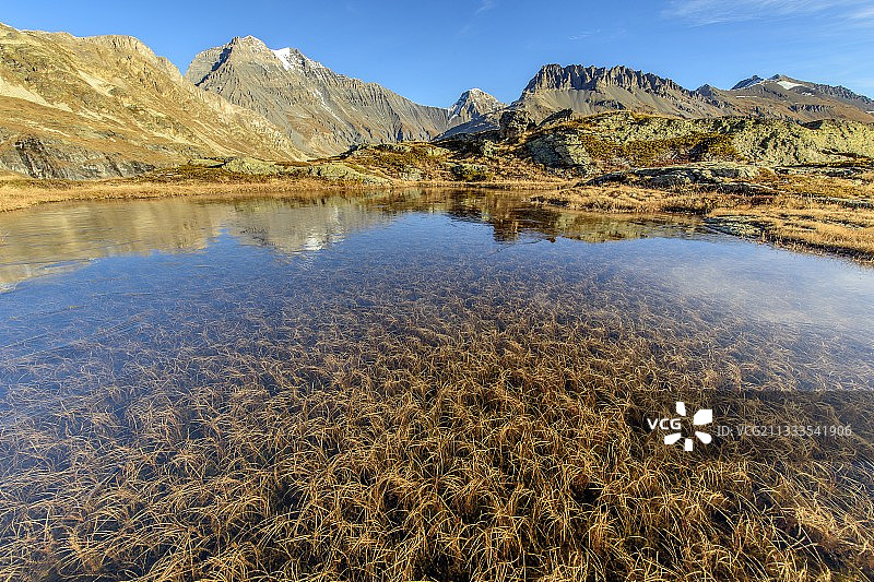 法国萨瓦Termignon上方，Haute Maurienne小湖泊丰富的Plan du Lac景观图片素材