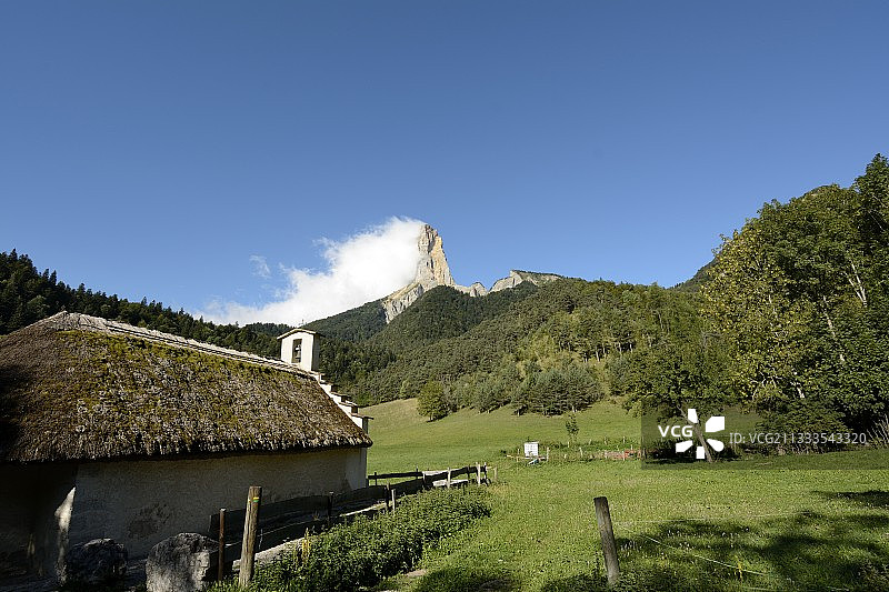 法国特雷赞纳罗马式茅草屋顶教堂与艾吉耶山图片素材