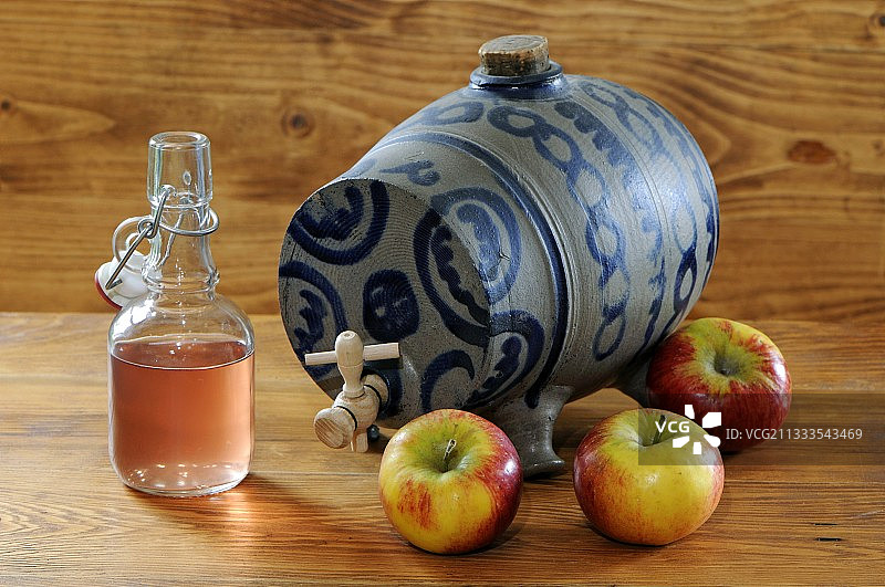 醋罐、苹果和苹果醋，法国阿尔萨斯图片素材