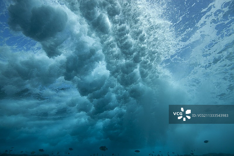 法属波利尼西亚，兰吉罗阿环礁，蒂普塔通道入口处的礁石冲浪图片素材