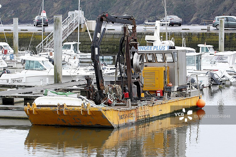 疏浚法国布列塔尼比尼克港口图片素材