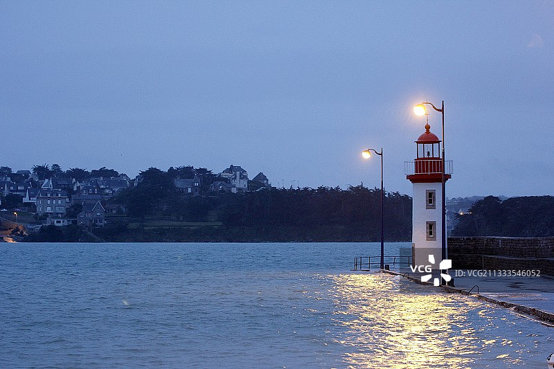 法国布列塔尼埃尔基涨潮时的港口图片素材