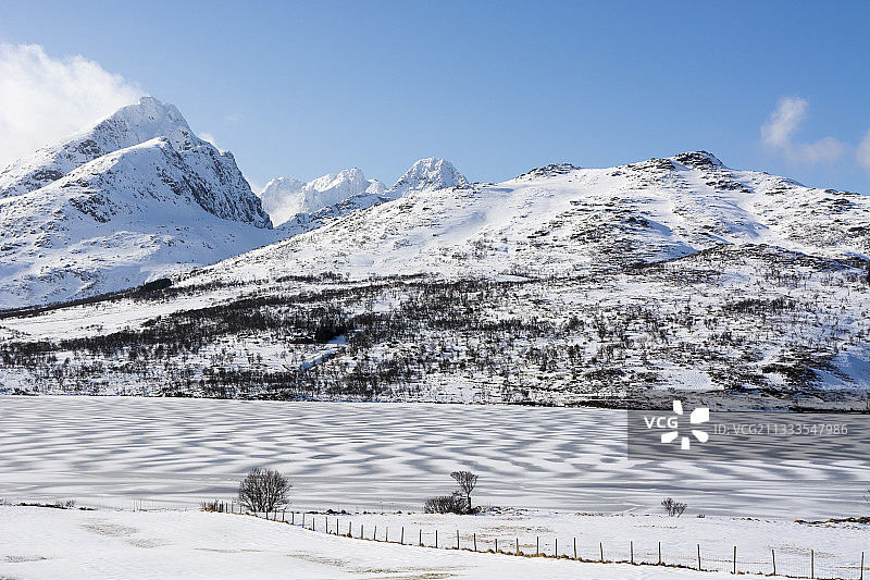 挪威罗弗敦群岛奥斯塔瓦特内特冰冻湖图片素材