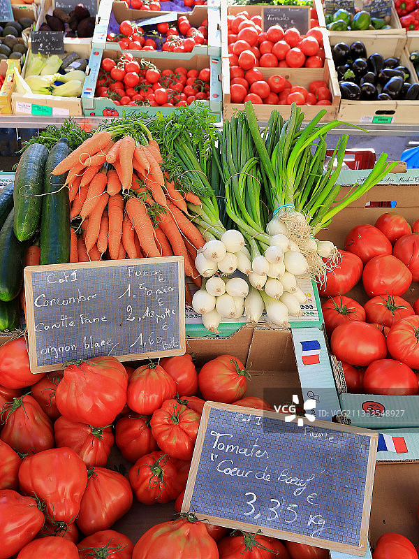 市场上的季节性蔬菜和牛心番茄，价格展示，法国佩里格图片素材