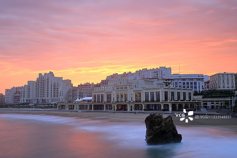 黎明时分比亚里茨的大海滩，赌场，阿基坦，法国图片素材
