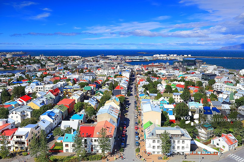 冰岛首都雷克雅未克：从哈尔格林姆斯教堂俯瞰城市彩色屋顶图片素材