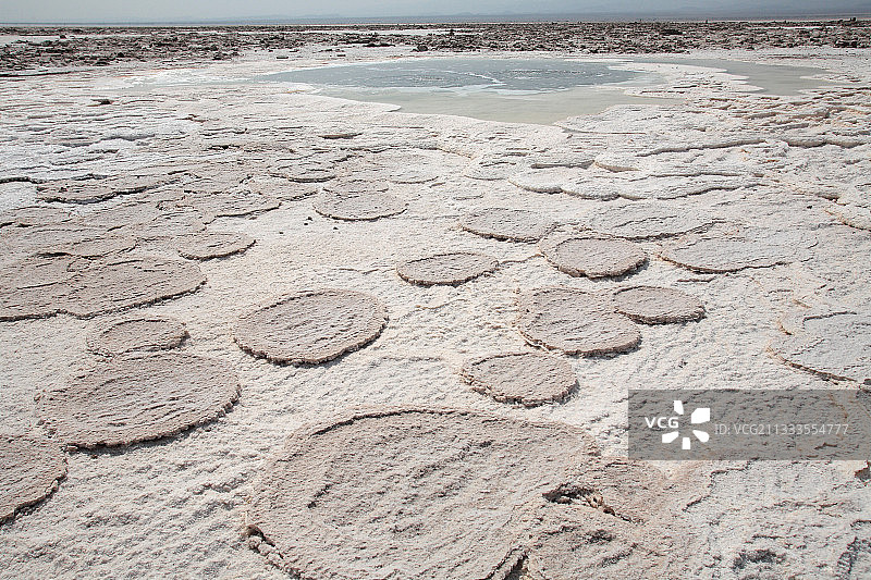埃塞俄比亚达洛尔达纳基勒沙漠盐水湖上的盐层图片素材