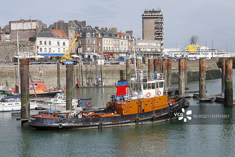 法国诺曼底迪耶普港口的拖船图片素材