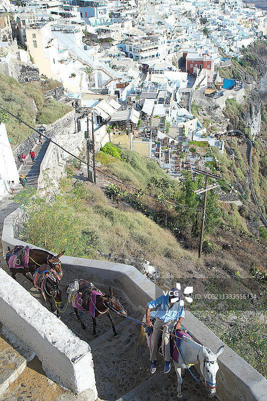 基克拉泽斯群岛圣托里尼岛上的陡峭小巷，驴子或骡子是希腊基克拉泽斯群岛村庄狭窄陡峭街道上运输材料的唯一工具图片素材