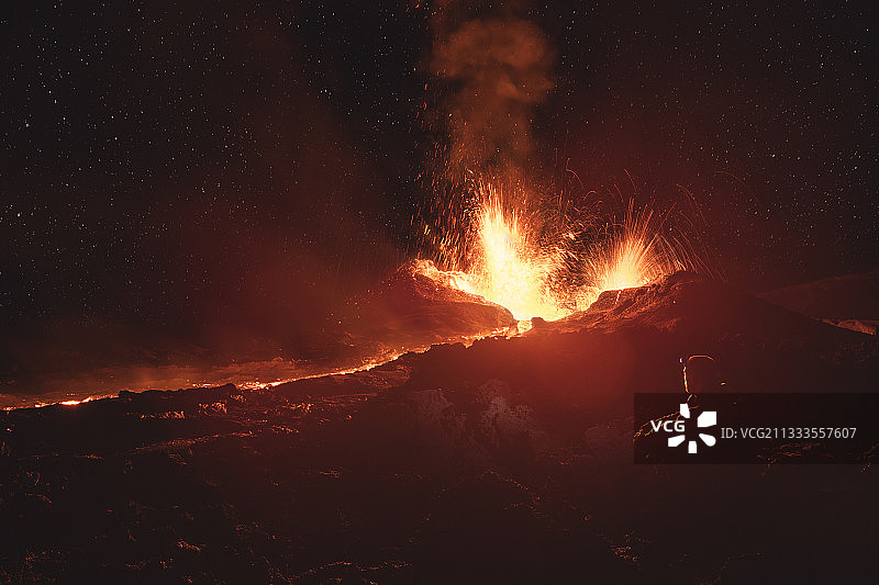 摄影师在富尔奈斯火山喷发时拍摄 (留尼汪岛，2016年9月13日)图片素材
