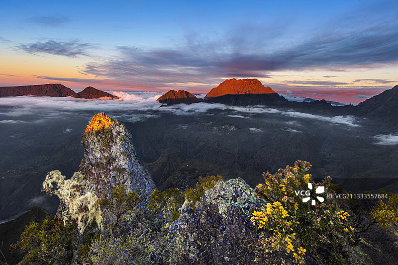留尼汪岛内日峰地块，从马伊多眺望马法特冰斗的日落图片素材