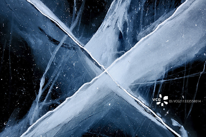 俄罗斯西伯利亚贝加尔湖冰面裂缝图片素材