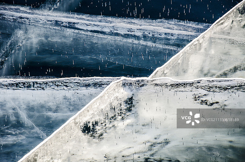 俄罗斯西伯利亚贝加尔湖冰面裂缝图片素材