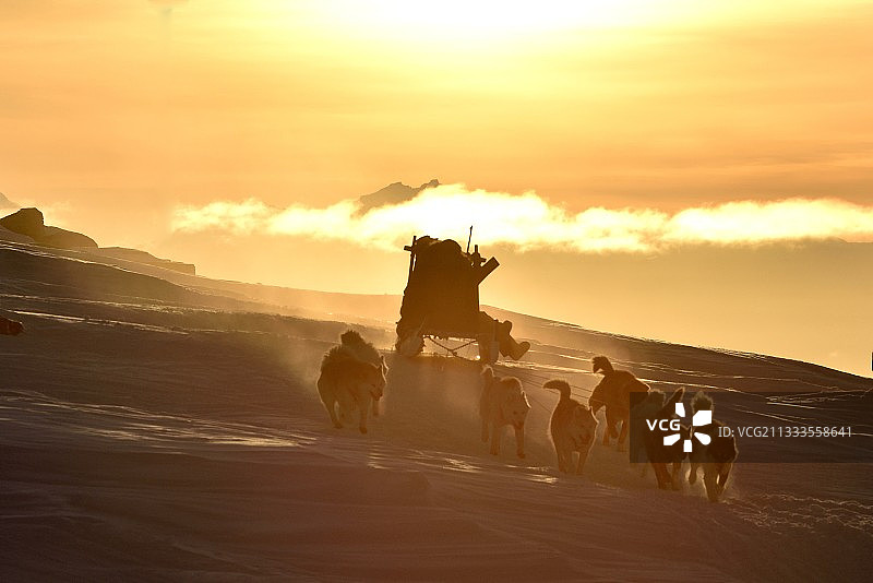 格陵兰岛日出时的因纽特猎人（2016年2月）图片素材