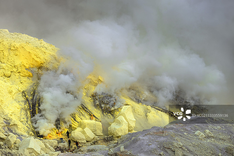印度尼西亚爪哇岛东爪哇省伊真火山硫磺矿工图片素材