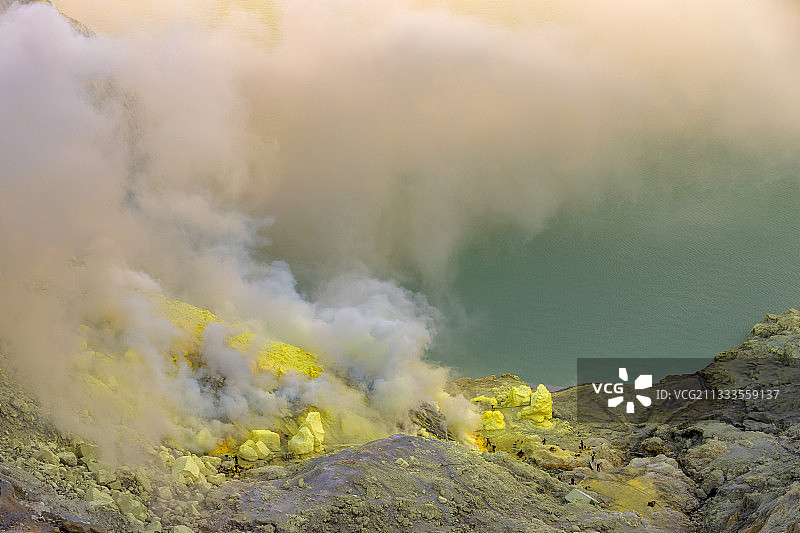 印度尼西亚爪哇岛东爪哇省伊真火山硫磺矿工图片素材