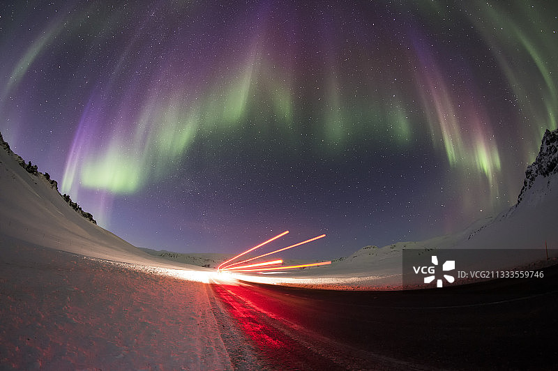 冰岛维克镇1号公路上的北极光图片素材