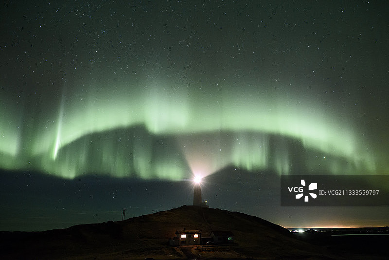 冰岛雷克雅内斯灯塔上的北极光图片素材