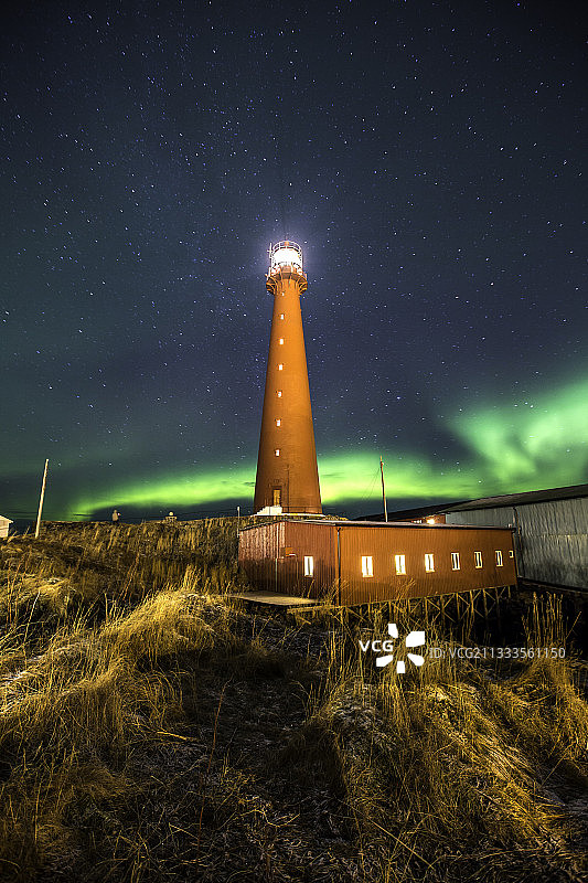 挪威安enes灯塔的北极光图片素材