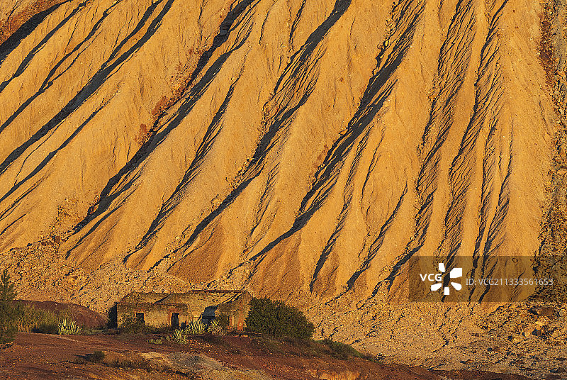 在西班牙安达卢西亚韦尔瓦省米纳斯德里奥廷托镇附近的里奥廷托矿山的露天矿场，引人注目的采矿废料堆图片素材