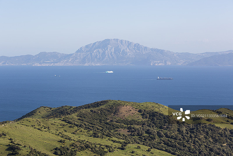 从卡布里托山脉高处可欣赏到直布罗陀海峡和摩洛哥里夫山脉以及杰贝尔穆萨的壮丽景色。西班牙安达卢西亚加的斯省。图片素材