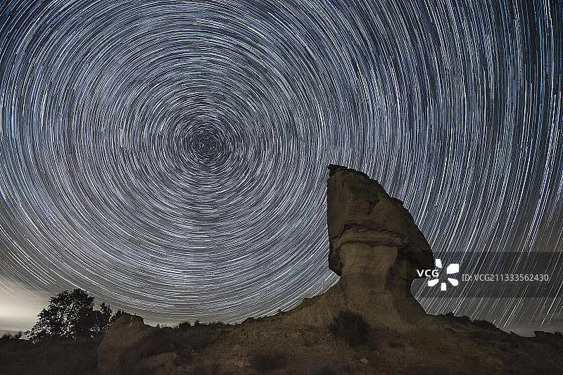 西班牙阿拉贡，洛斯莫内格罗斯地区的星轨岩石地貌图片素材