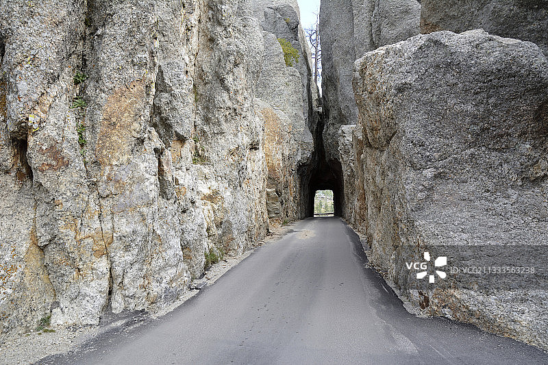 美国南达科他州布莱克希尔斯库斯特州立公园的路图片素材