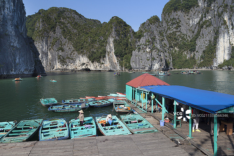 在越南下龙湾搭载游客的船只图片素材